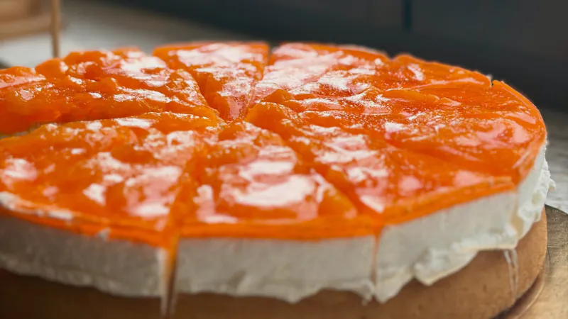 Nakrájaná mandarínková torta s vrstvou krému