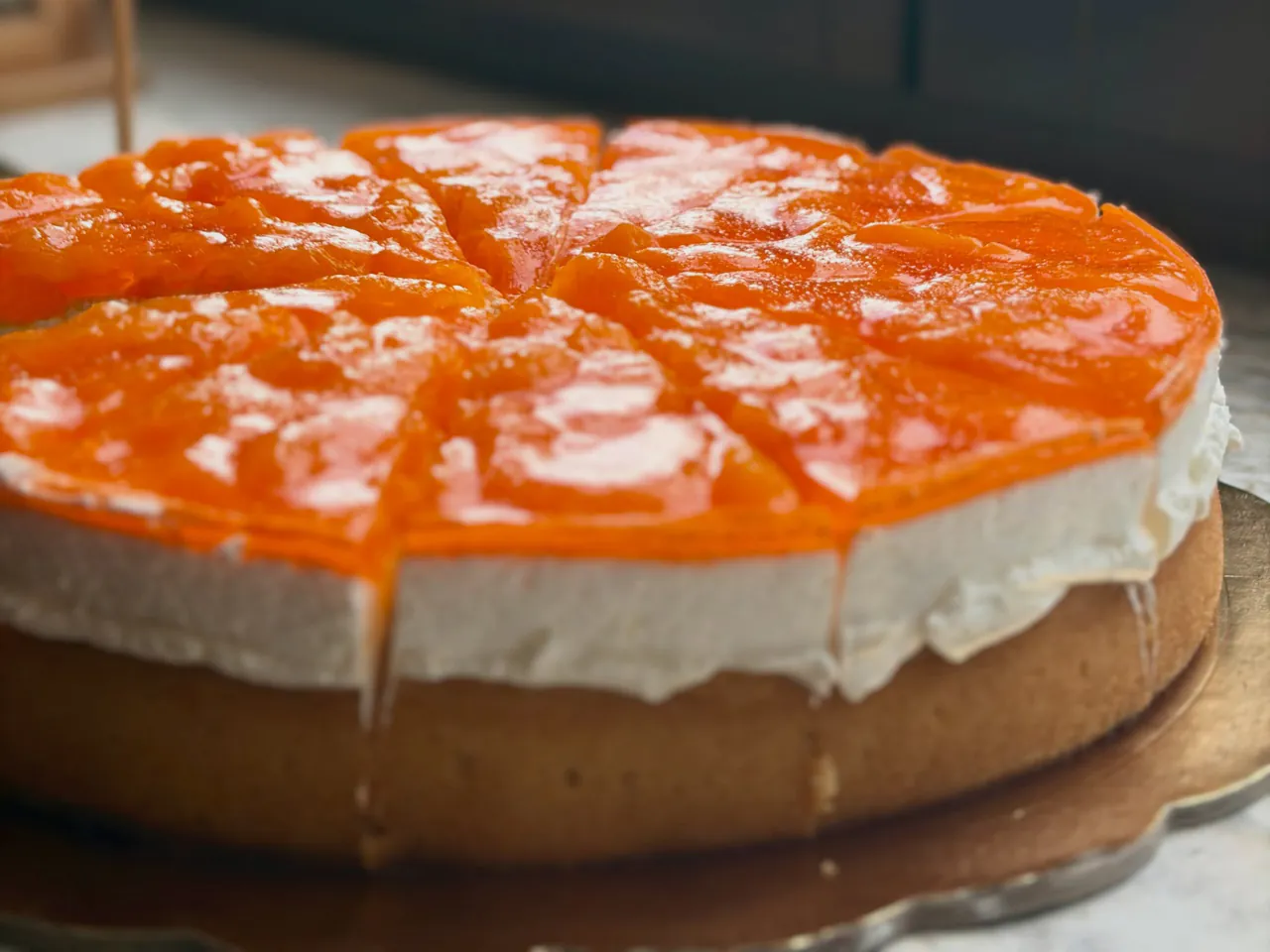 Nakrájaná mandarínková torta s vrstvou krému